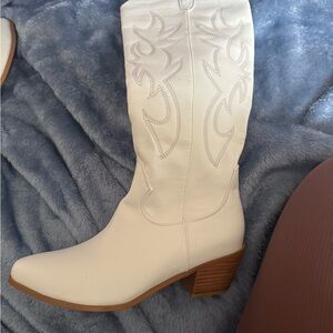 White Cowboy Boot Leather Stitching Pointed Toe